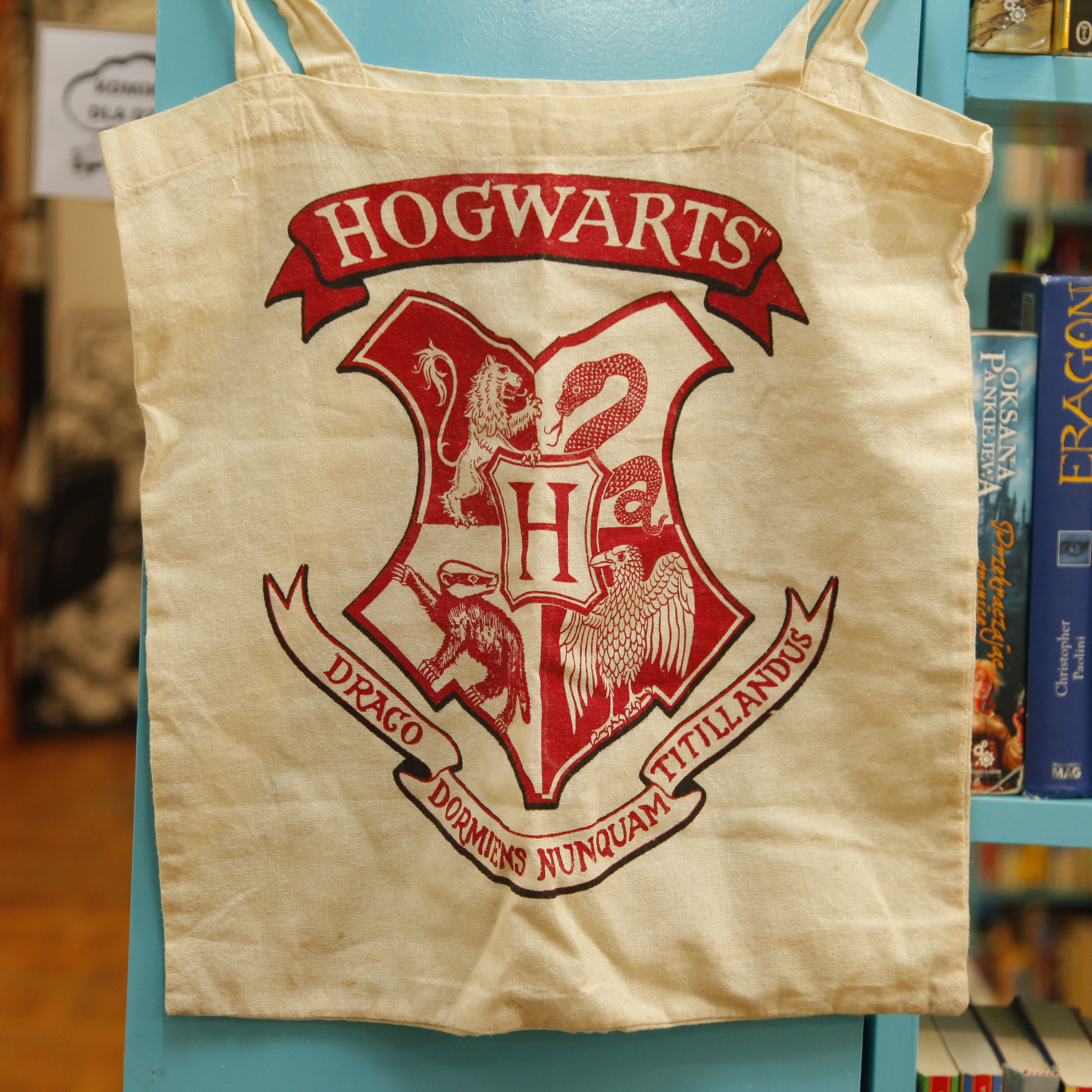 zdjęcie przedstawia torbę z herbem i napisem HOGWARTS