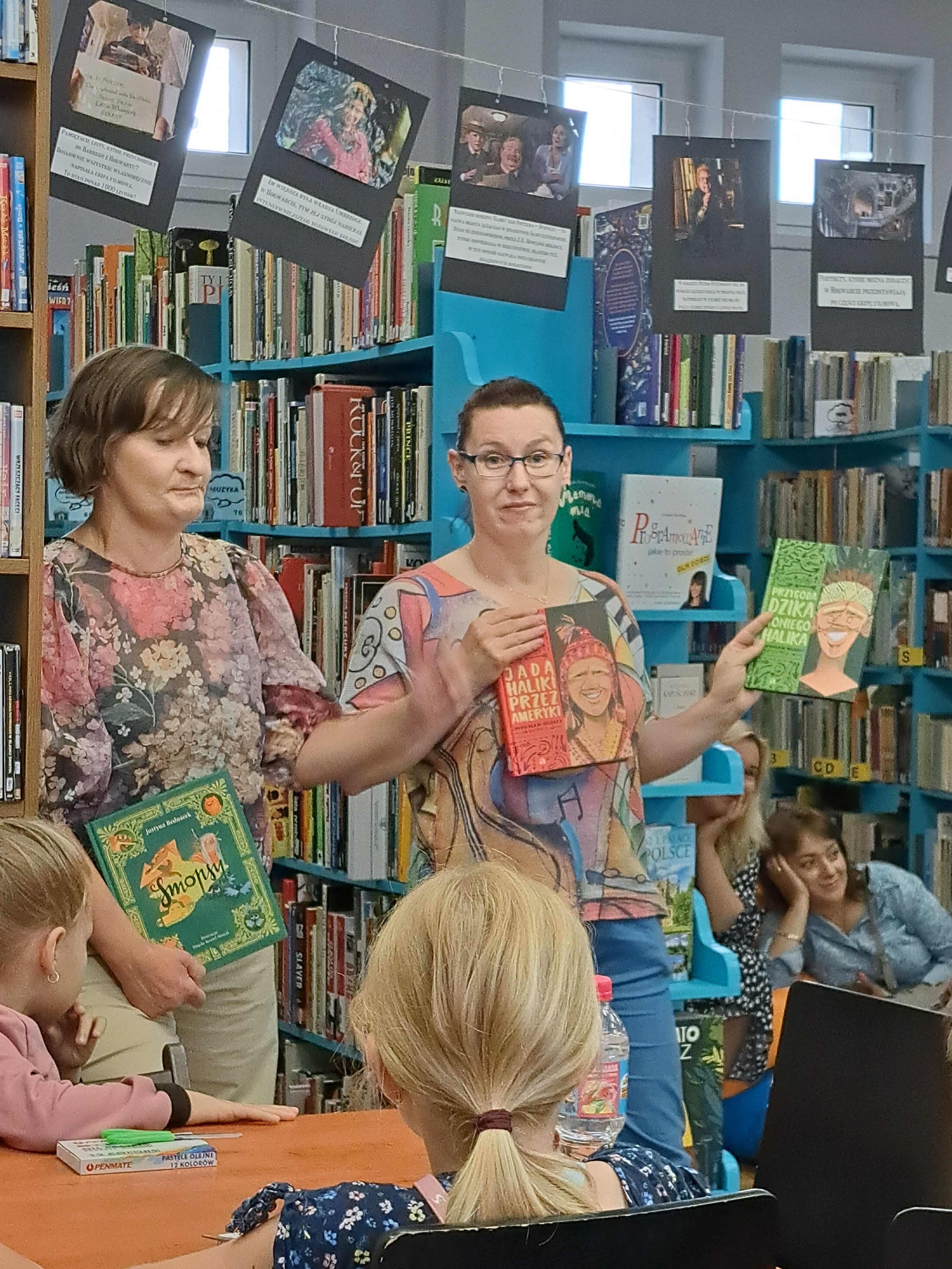 ilustratorka prezentuje dzieciom książki
