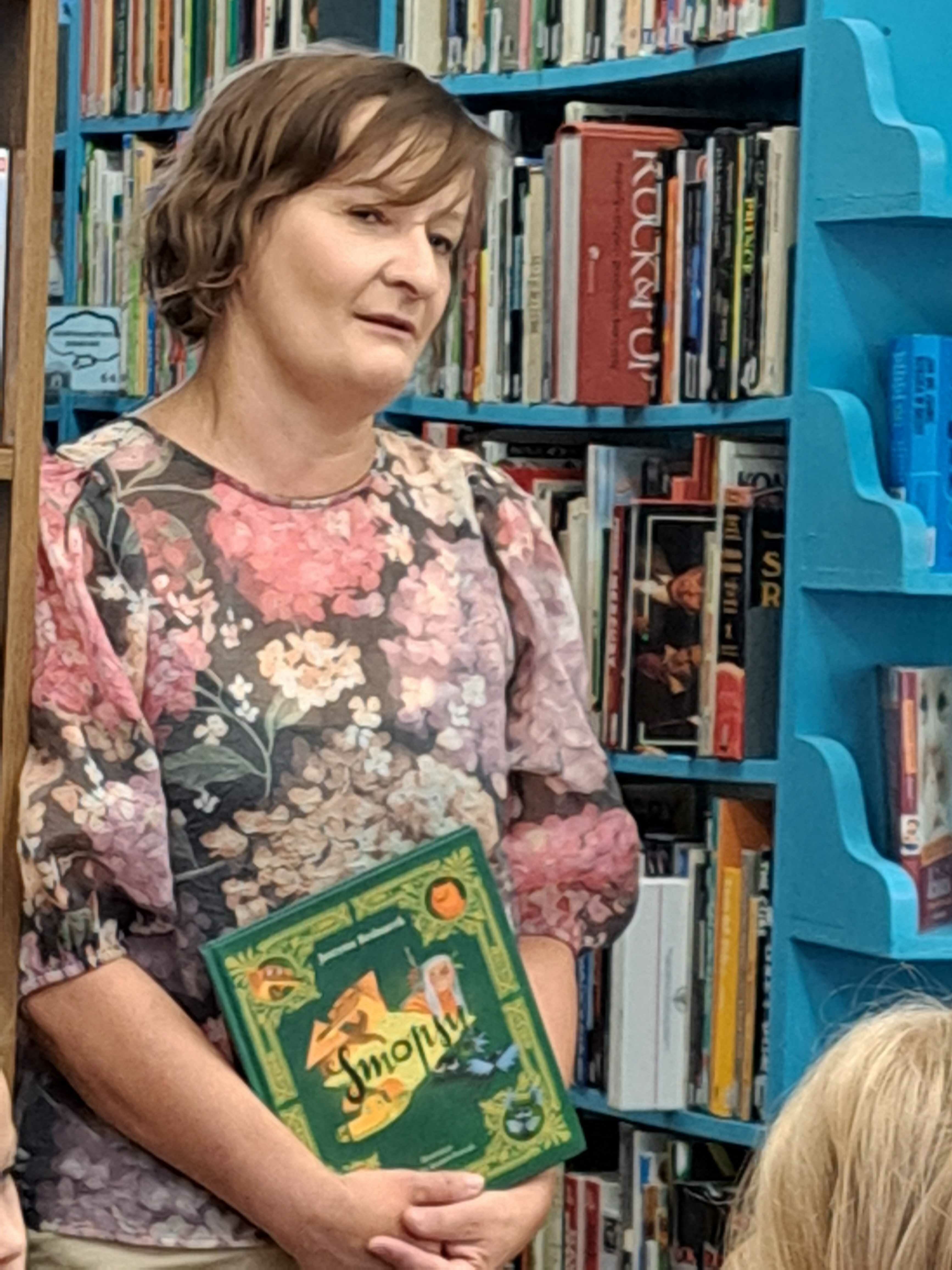 ilustratorka z książką