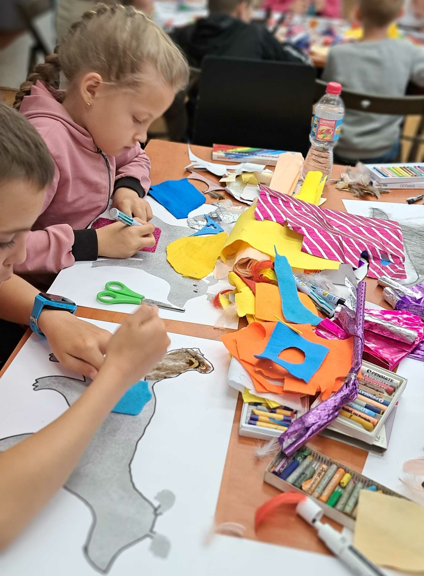 dzieci wykonują prace plastyczne