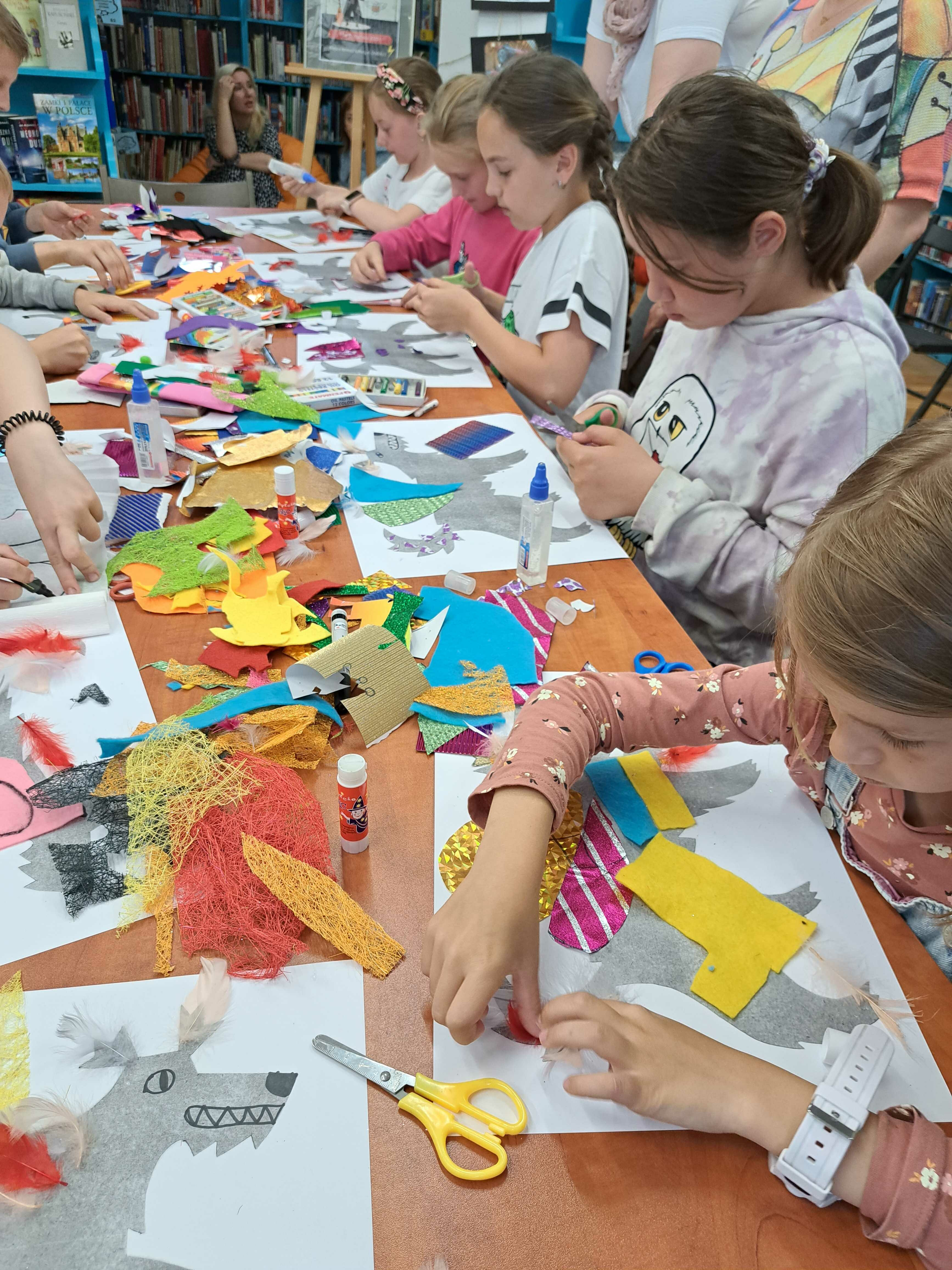 dzieci wykonują prace plastyczne