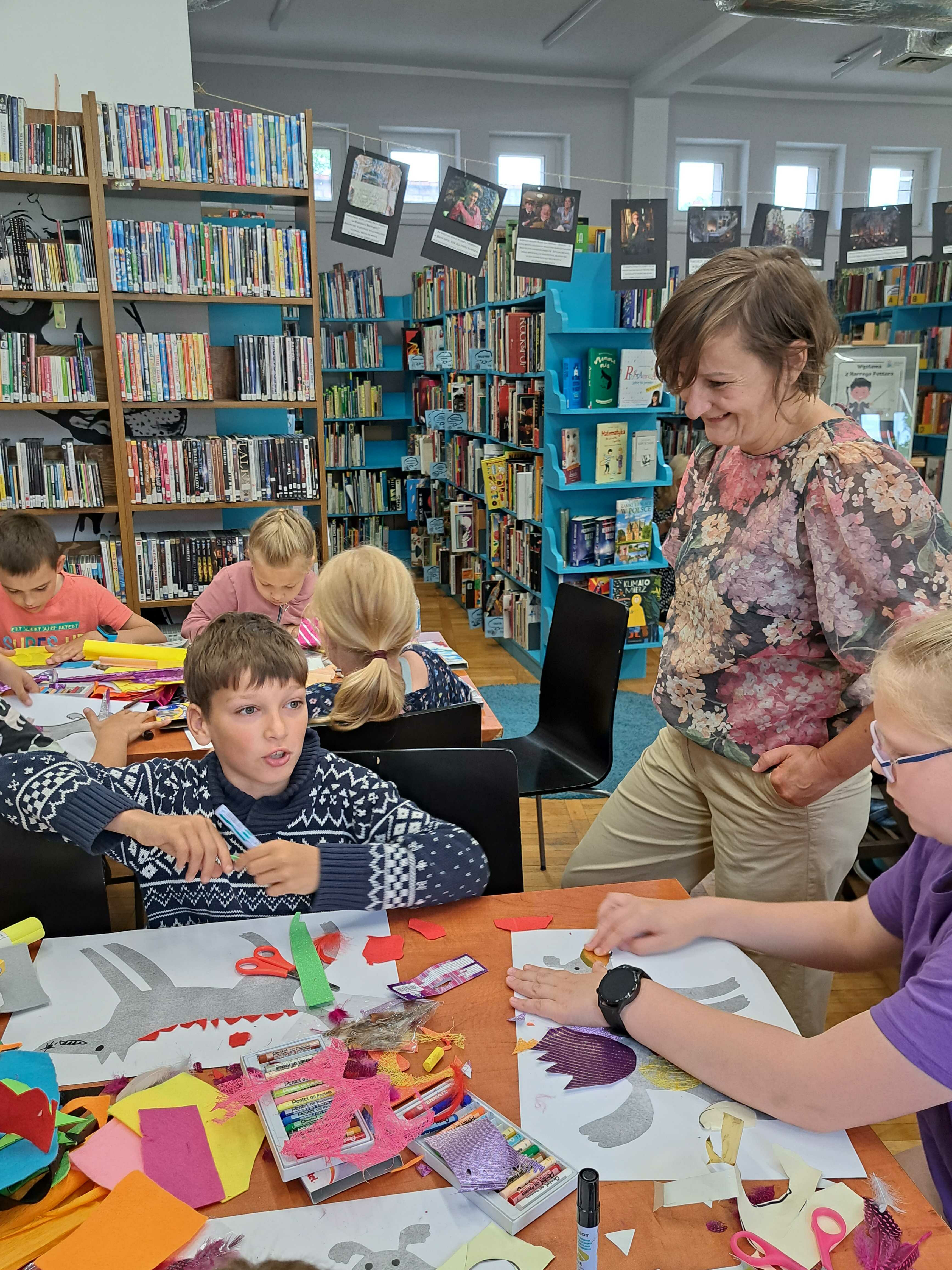 ilustratorka przygląda się tworzeniu prac