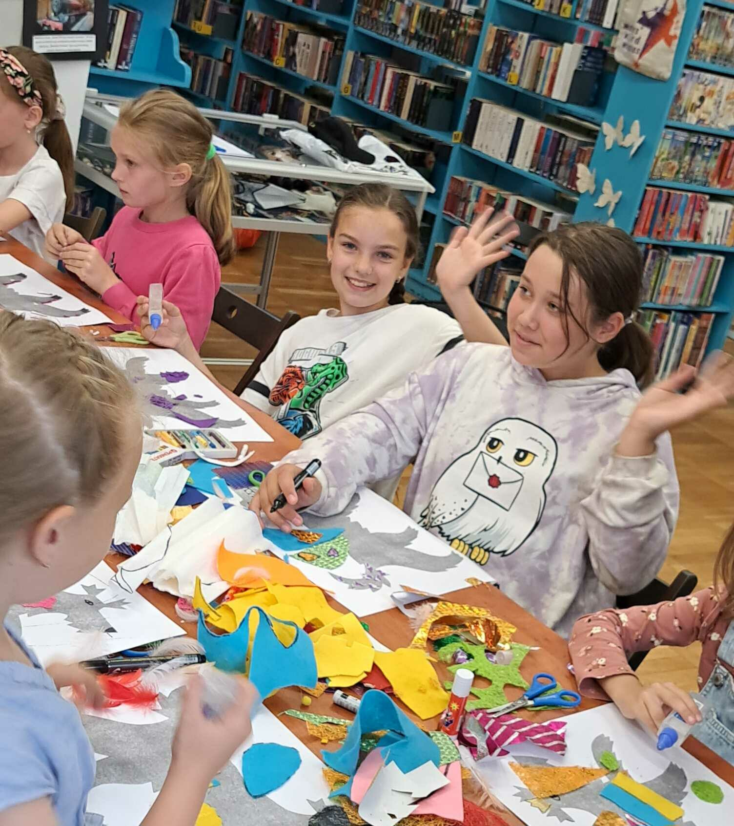 dziewczynki tworzą prace plastyczne