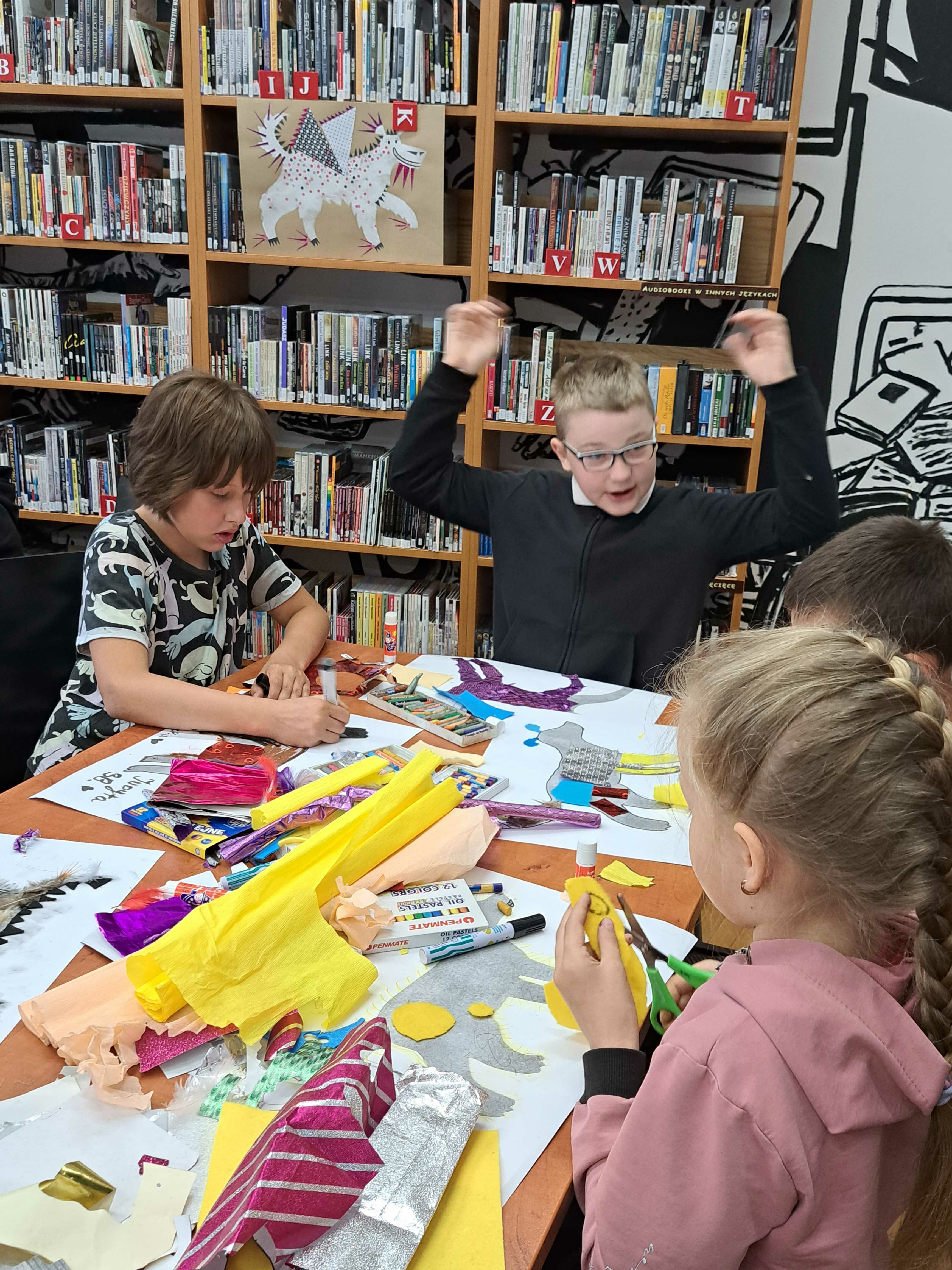 dzieci tworzą prace plastyczne