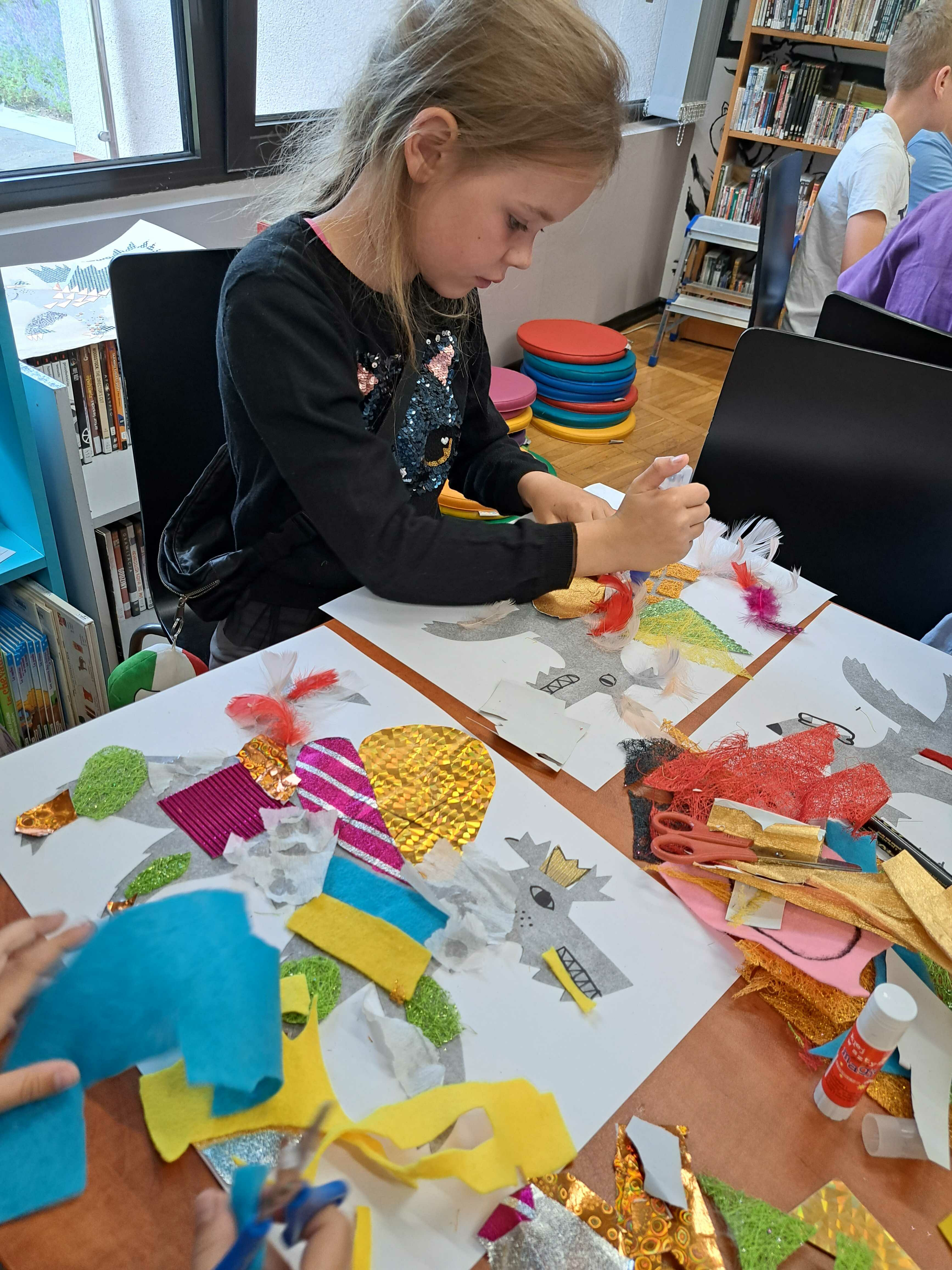 dziewczynka podczas tworzenia pracy plastycznej