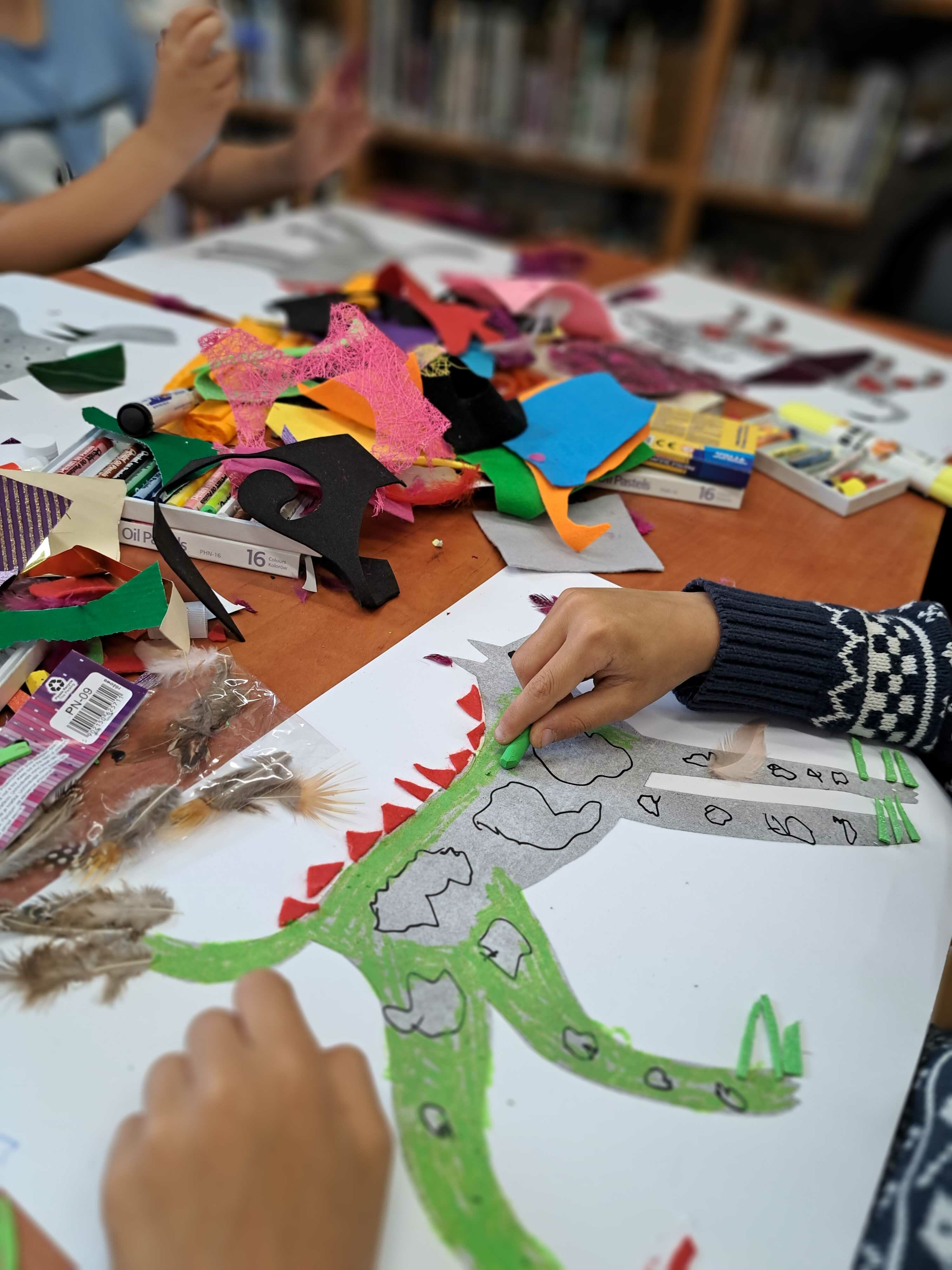 praca plastyczna w trakcie tworzenia