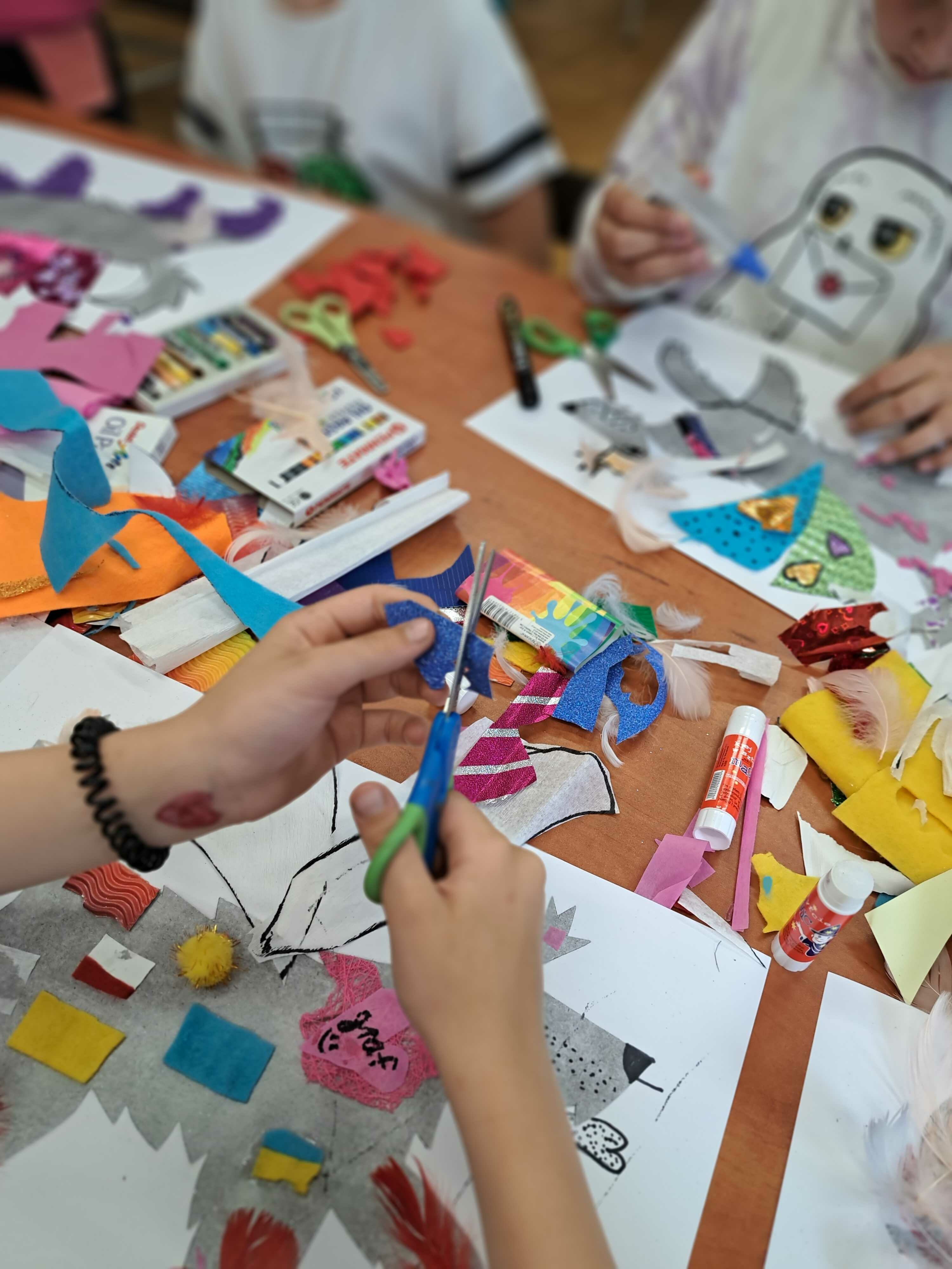 praca plastyczna w trakcie tworzenia