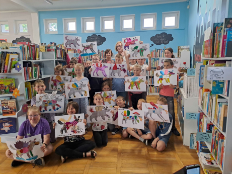 zbiorowe zdjęcie uczestników z pracami plastycznymi