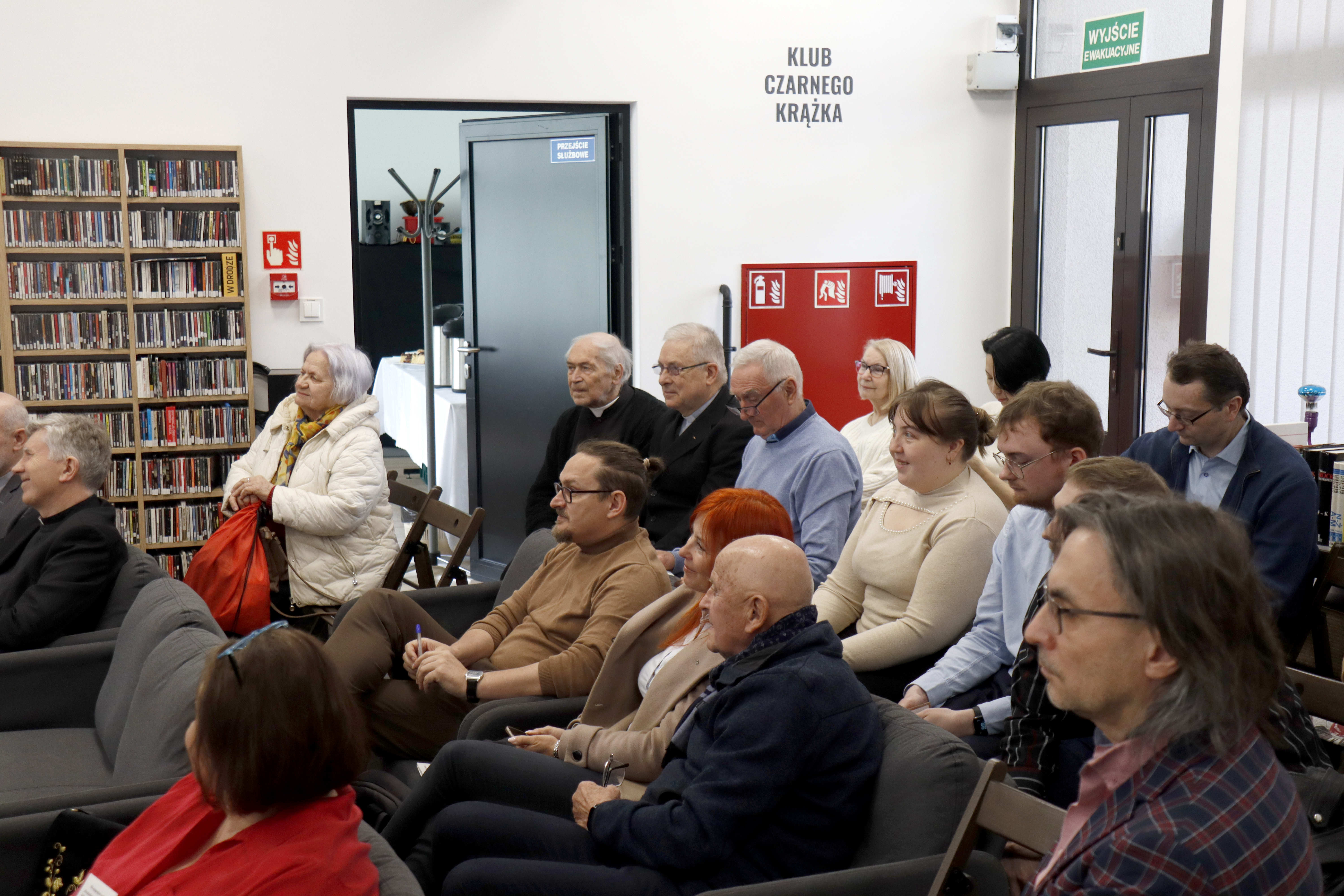 bliższy kadr publiczności siedzącej na widowni