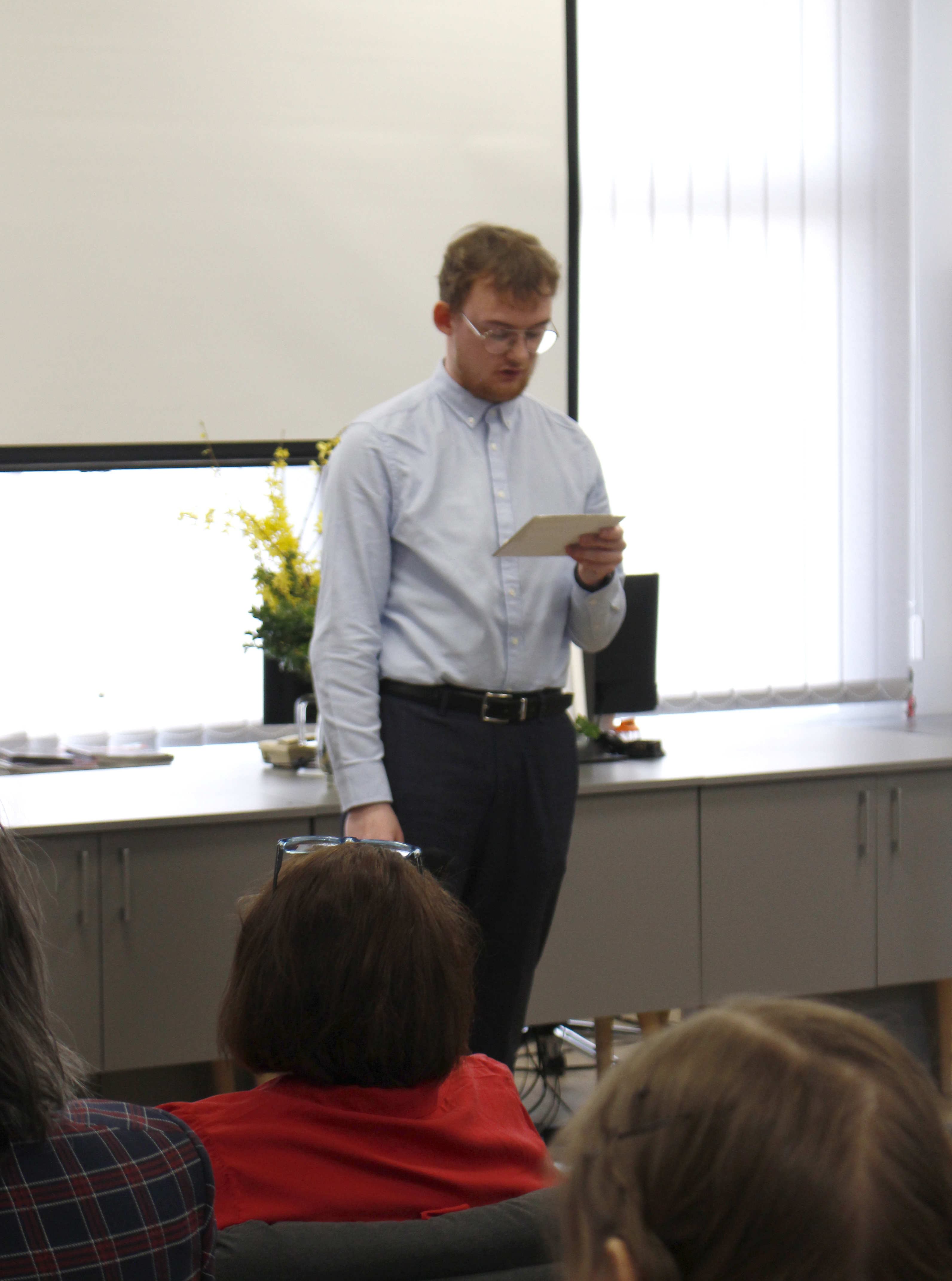 Mężczyzna stojący z kartką