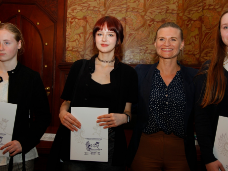 na zdjęciu stoją 3 laureatki z teczkami w rękach oraz obejmująca je wiceprezydentka Słupska Marta Makuch
