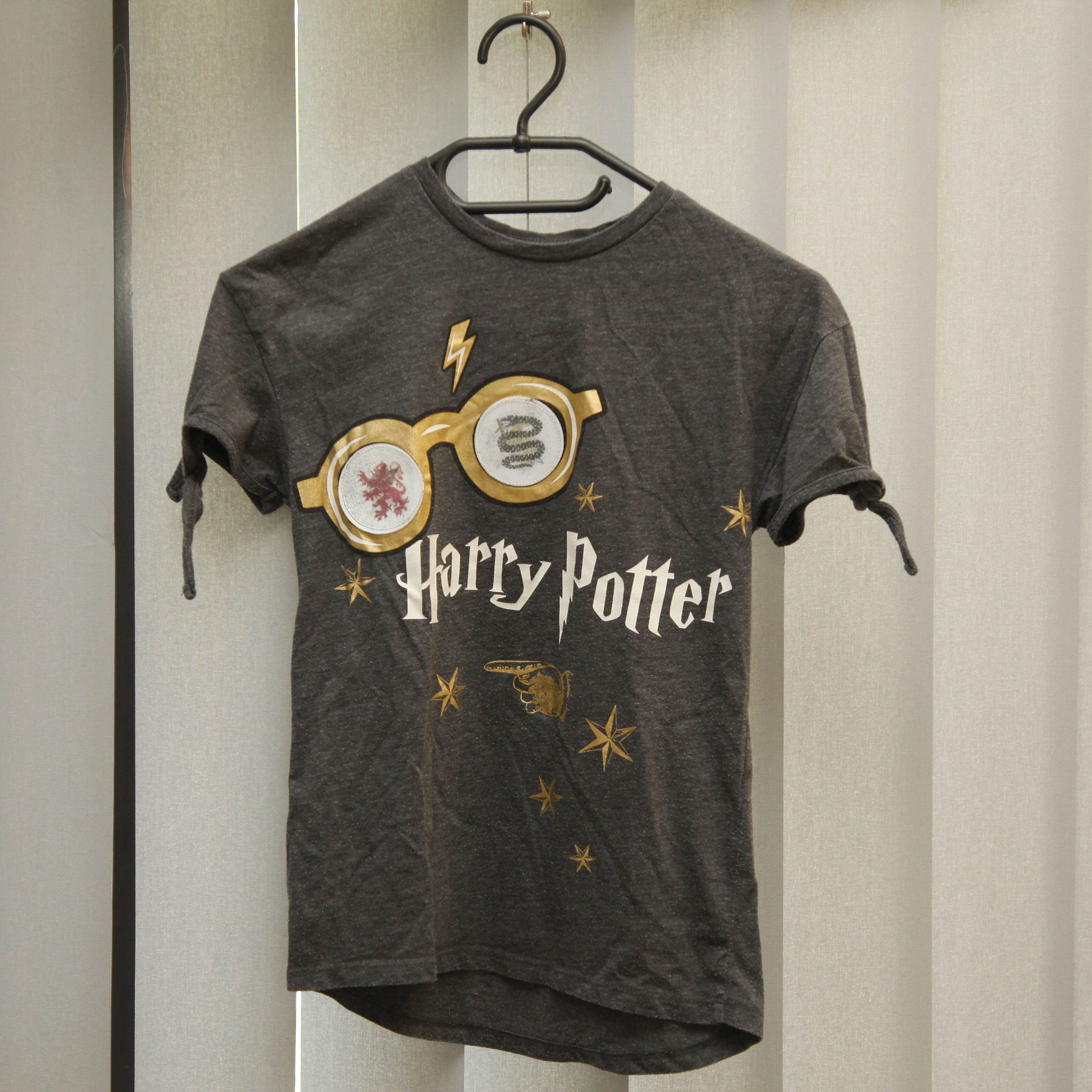 zdjęcie przedstawia Koszulkę znapisem Harry Potter