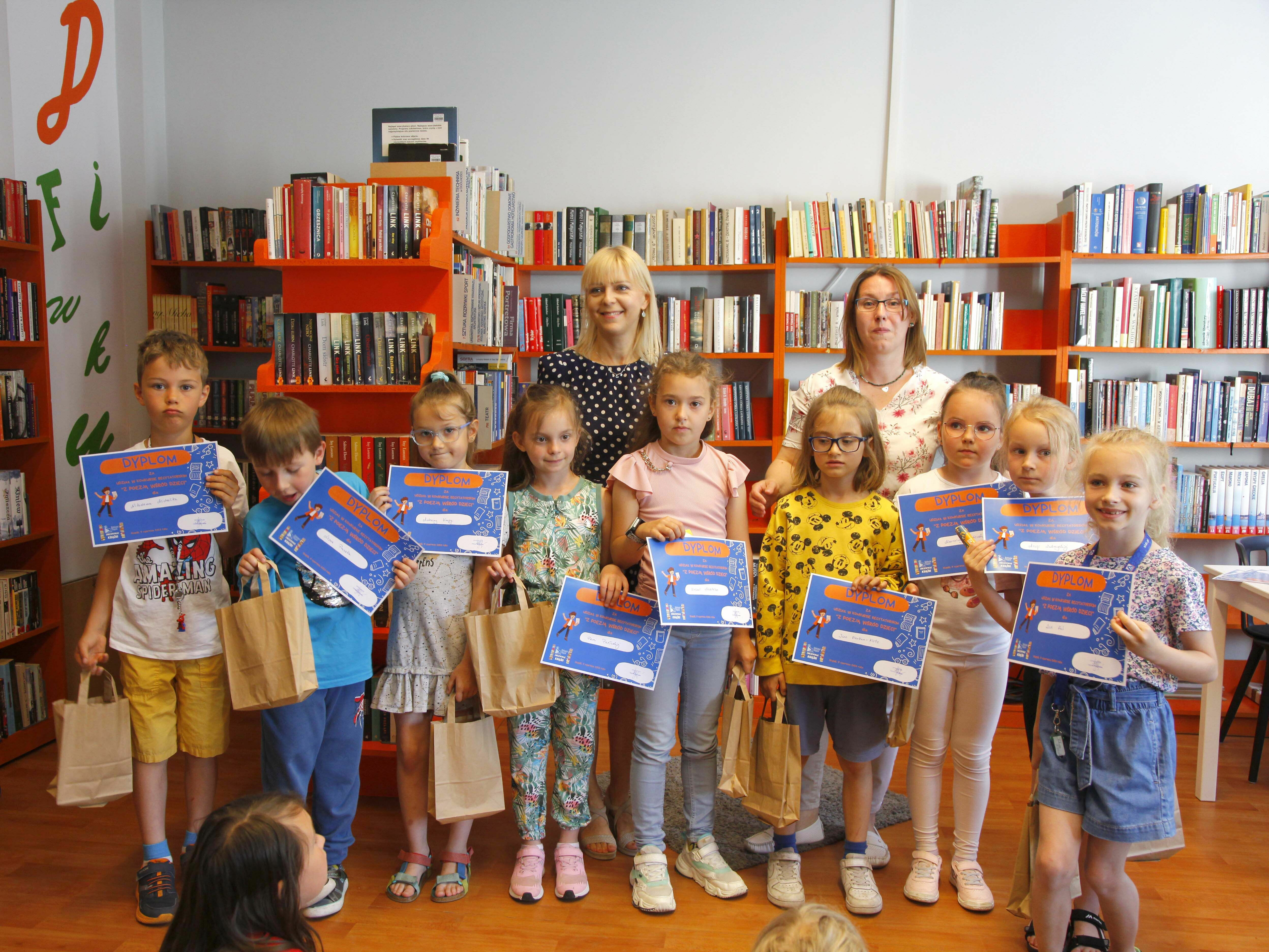Konkurs Recytatorski - Dzieci z dyplomami i prezentami pozują do zdjęcia