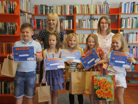 Konkurs recytatorski, zdjęcie dzieci z dyplomami i nagrodami