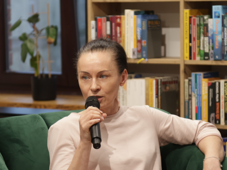 Ela Downarowicz mówiąca przez mikrofon