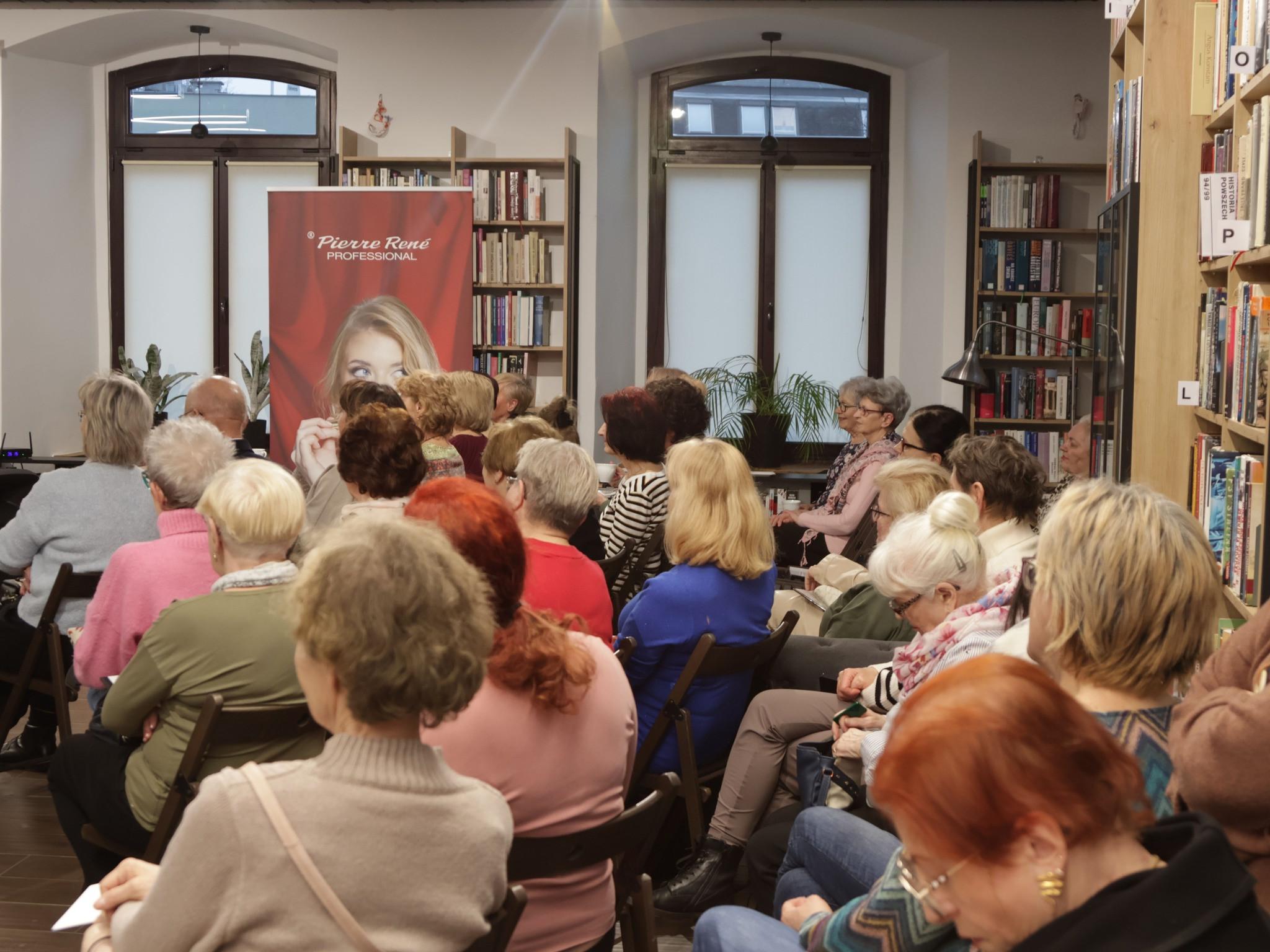 zasłuchana publiczność na spotkaniu Literacki Dzień Kobiet z Elą Downarowicz