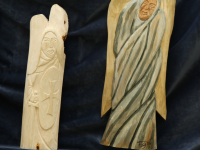 dwie płaskorzeźby w drewnie przedstawiające anioły