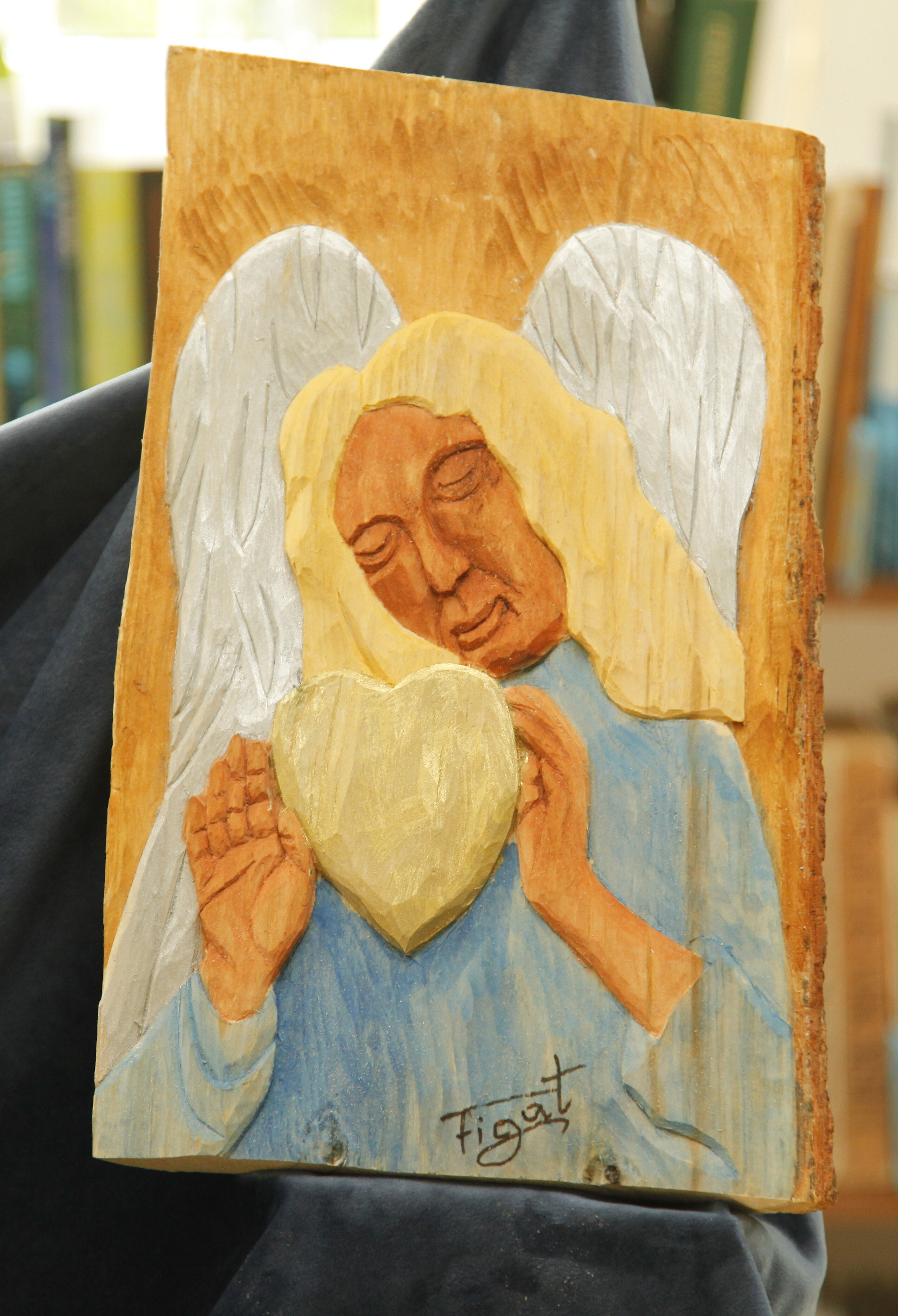 malowana płaskorzeźba przedstawiająca anioła trzymającego serce