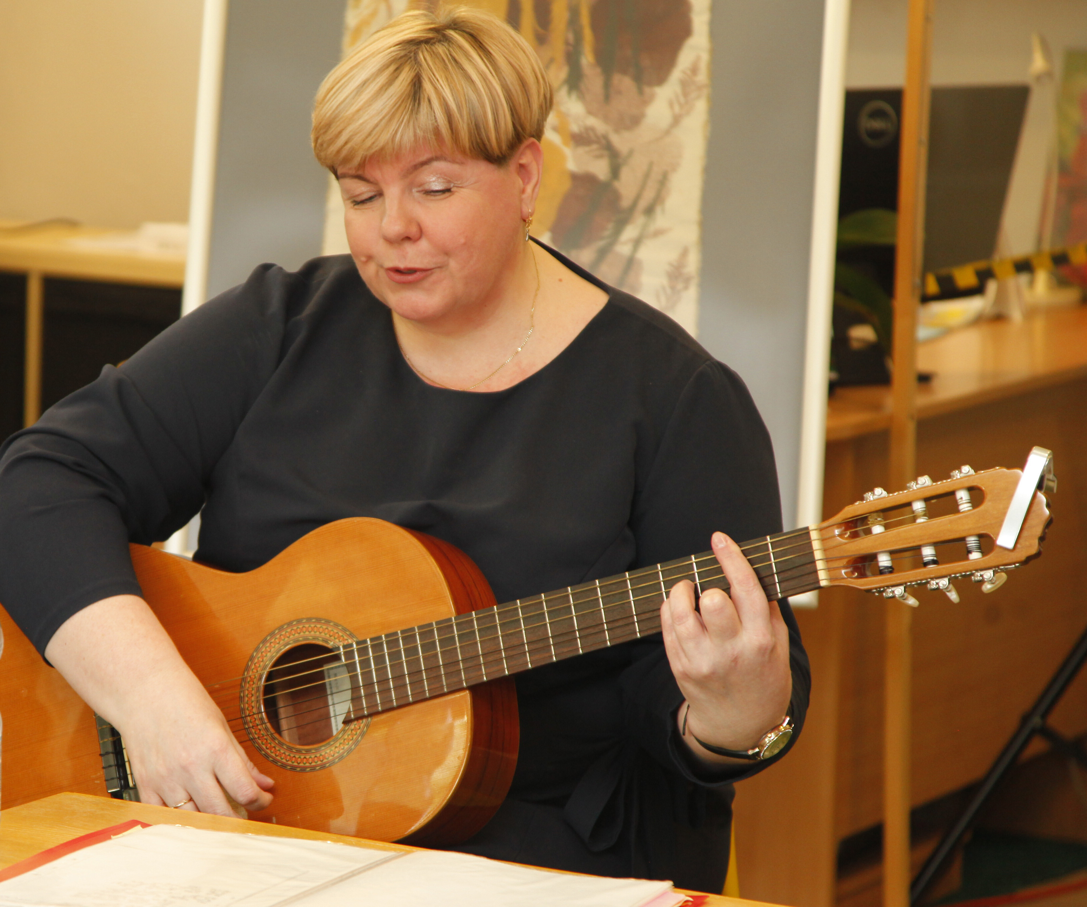 piosenkarka gra na gitarze i śpiewa
