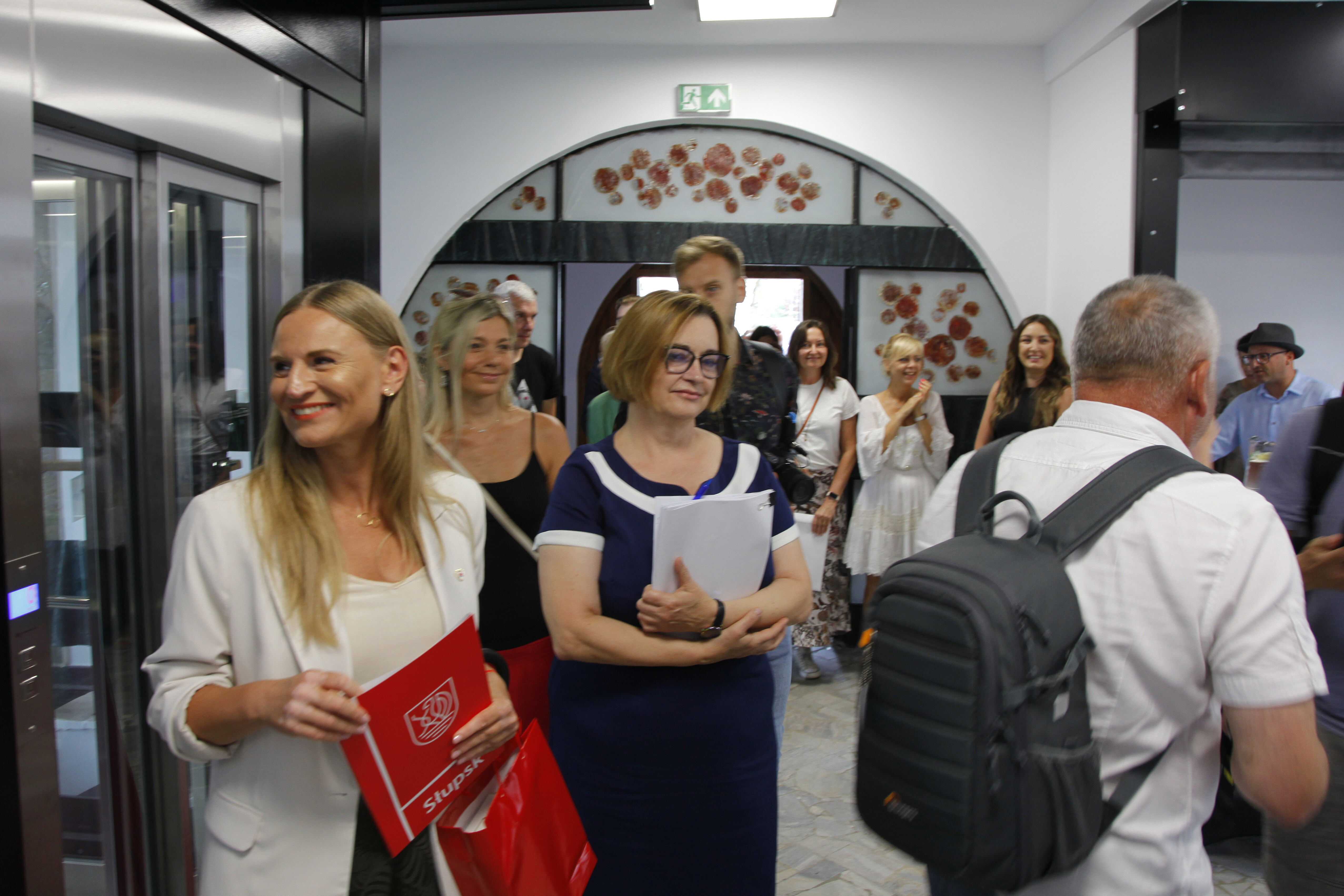 zaproszeni goście słuchają przemówienia