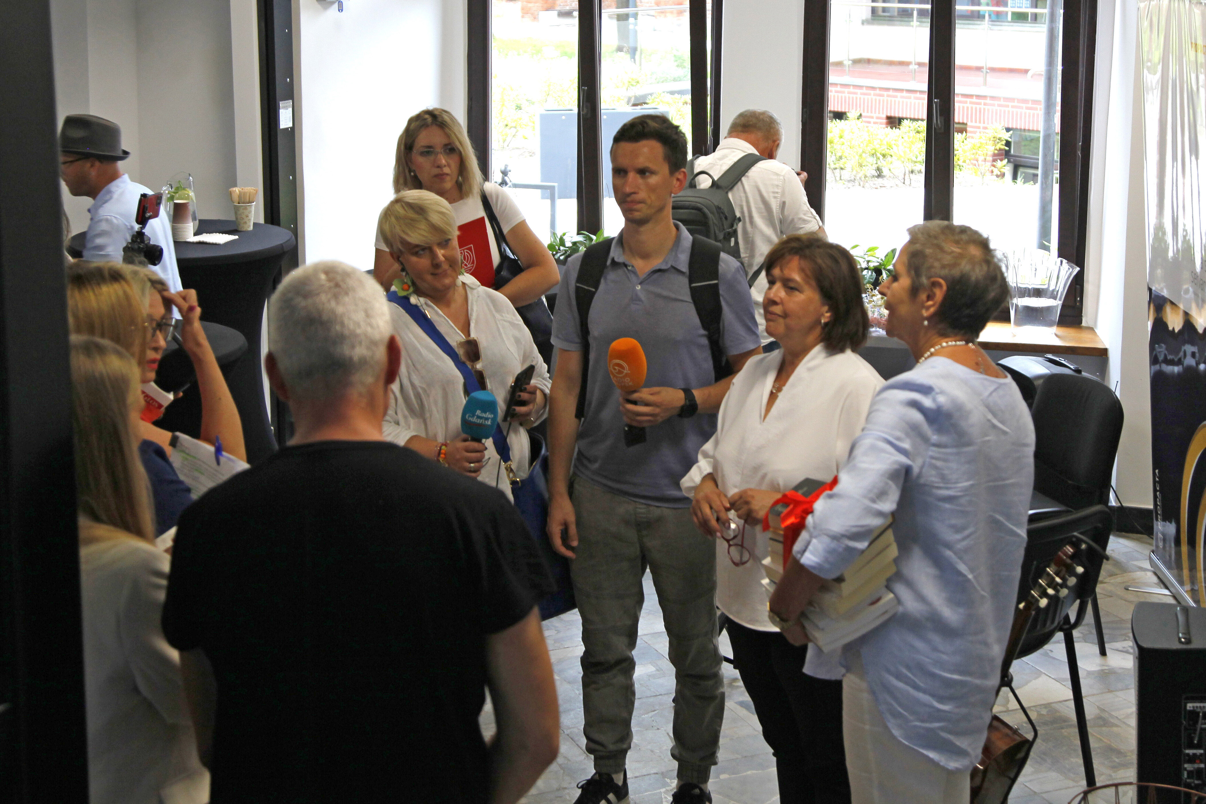 dziennikarze przeprowadzają wywiad