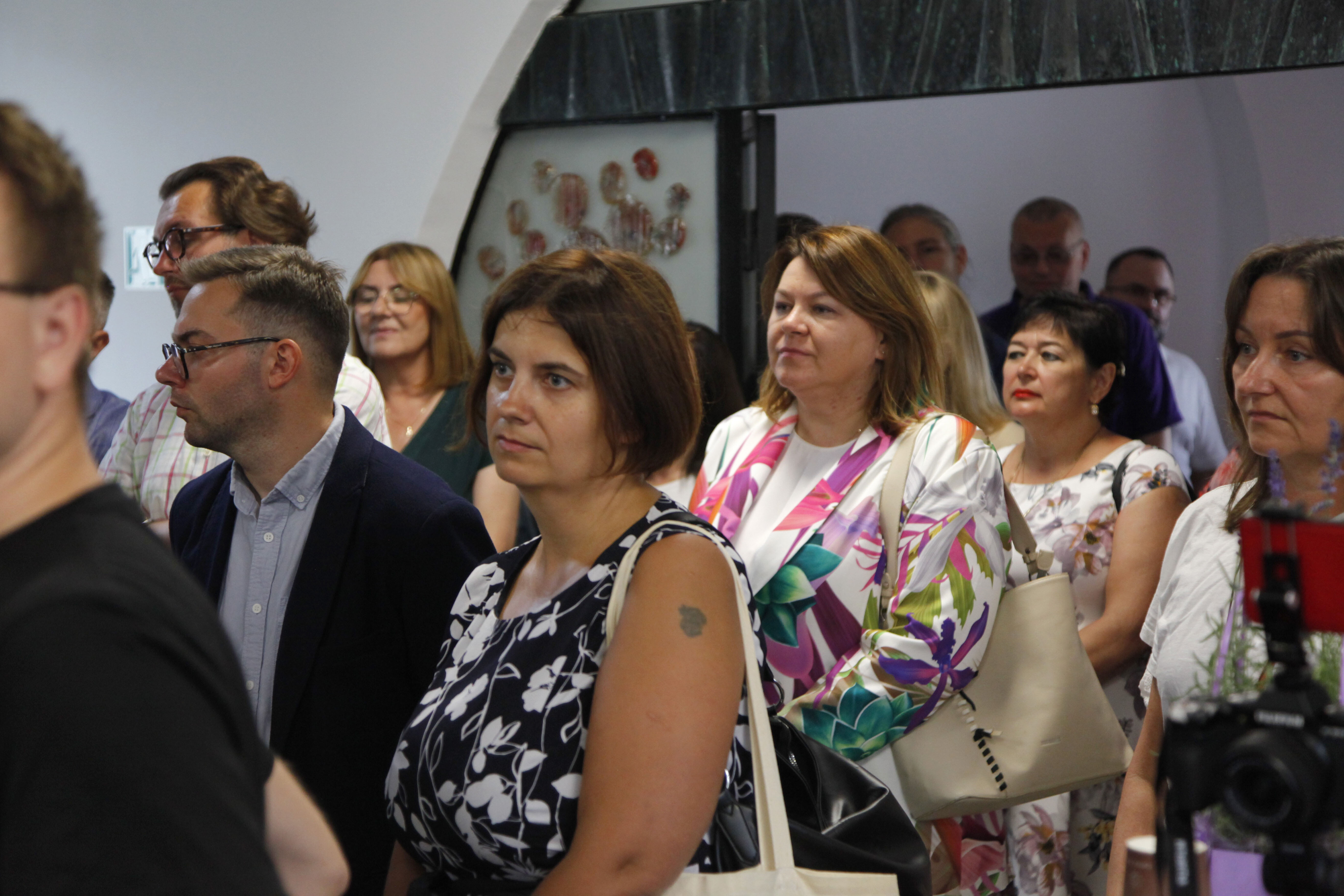 zaproszeni goście słuchają przemówienia