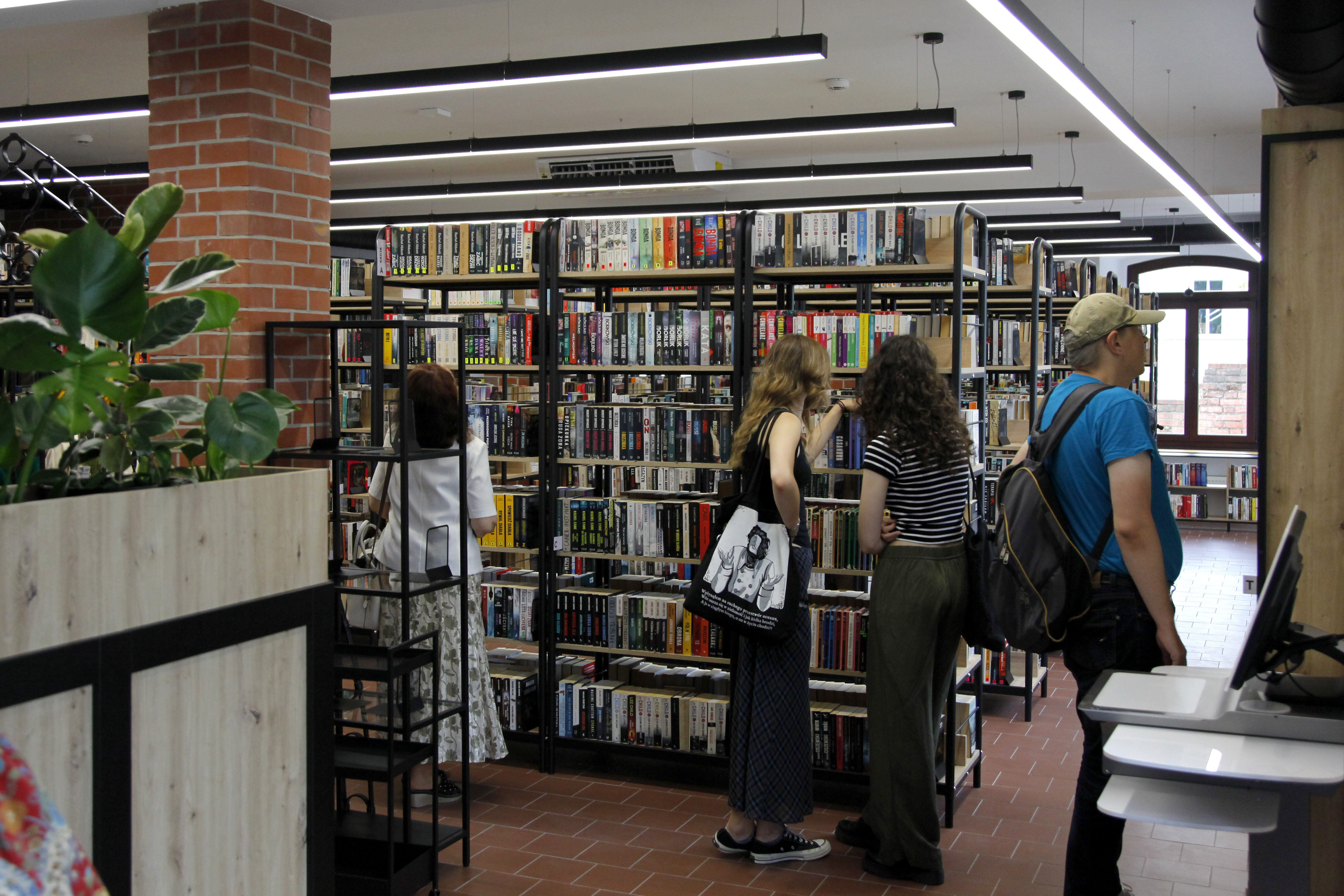 czytelnicy w wypożyczalni