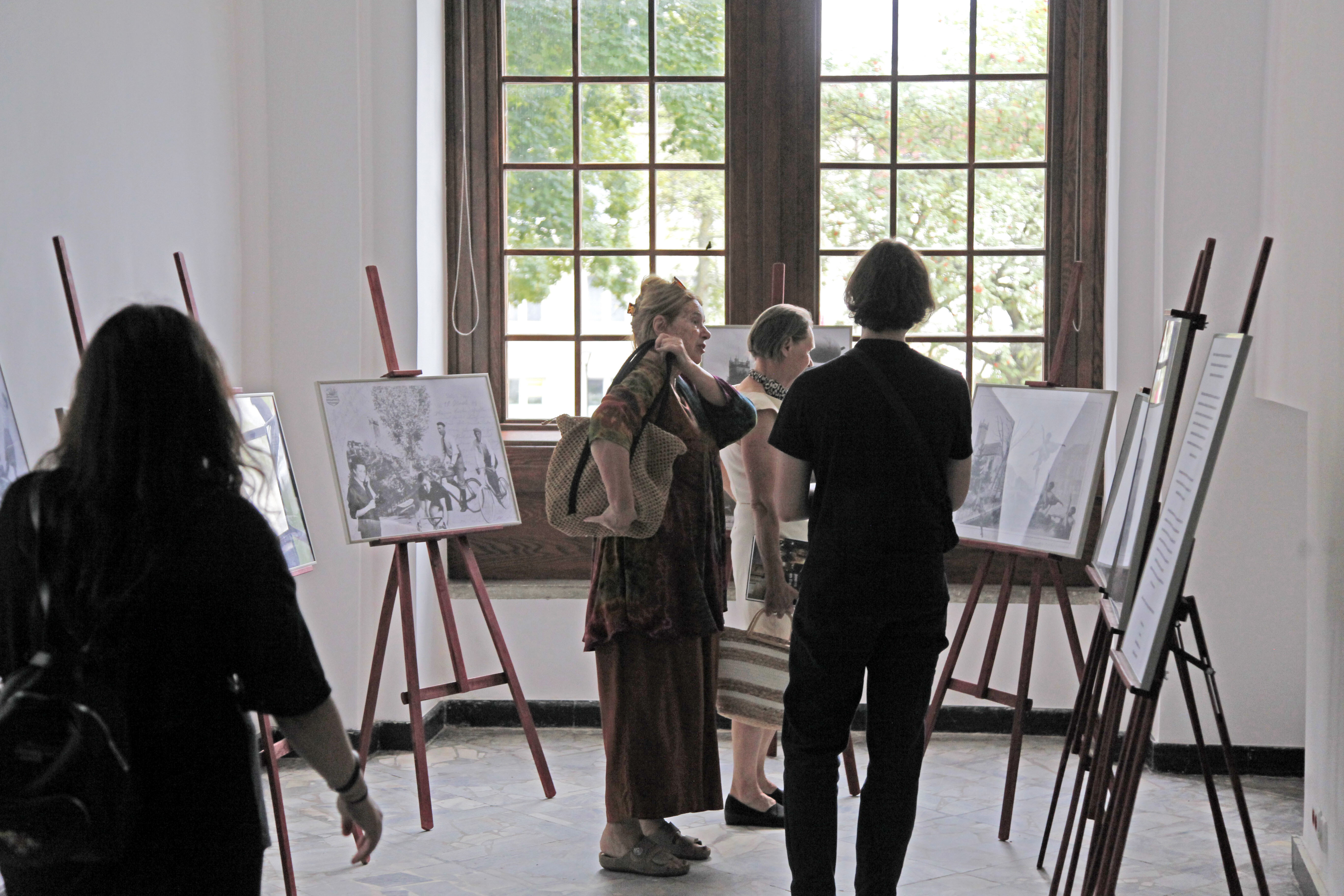 goście oglądają wystawę prac Mai Kalionowskiej