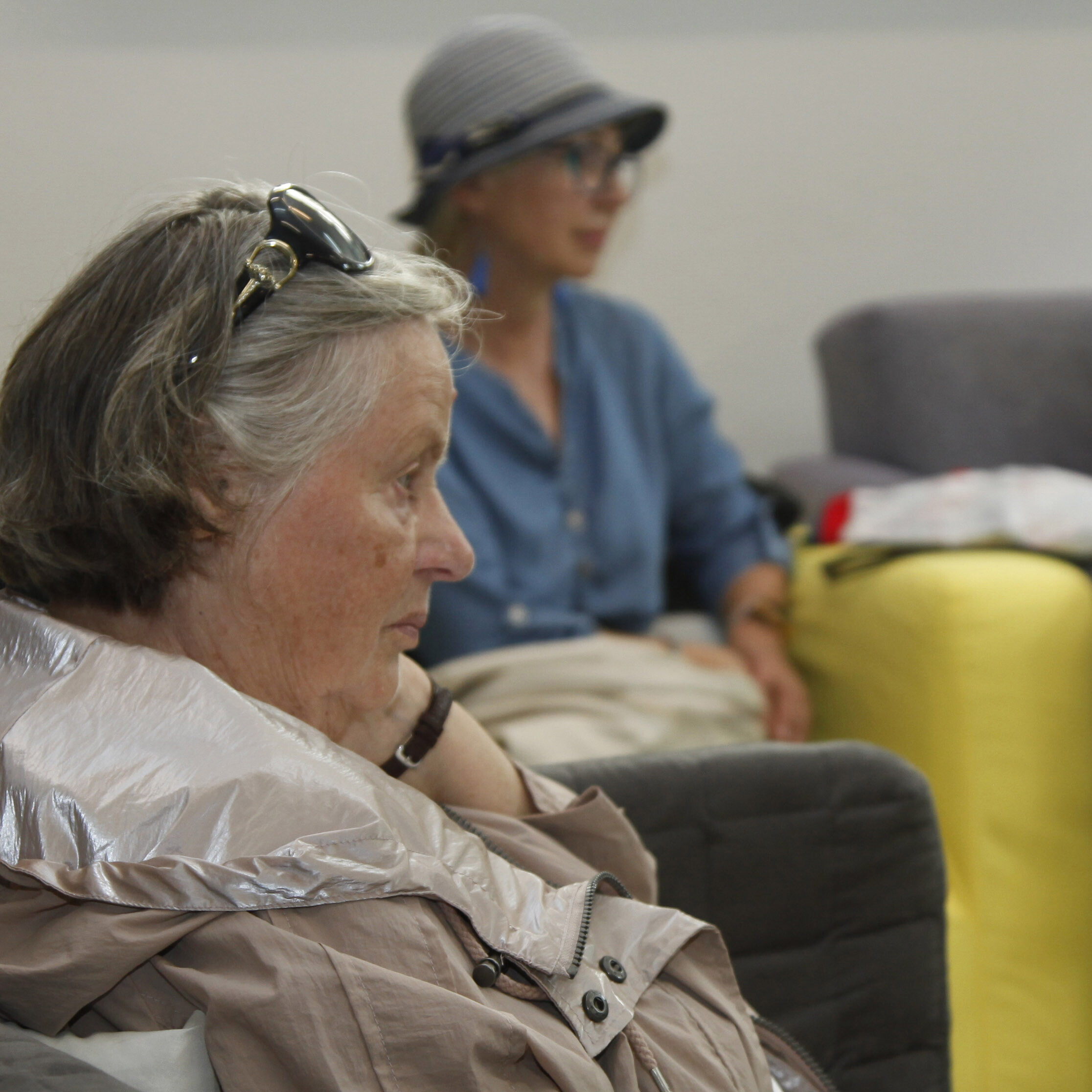 publiczność słucha rozmowy z autorką