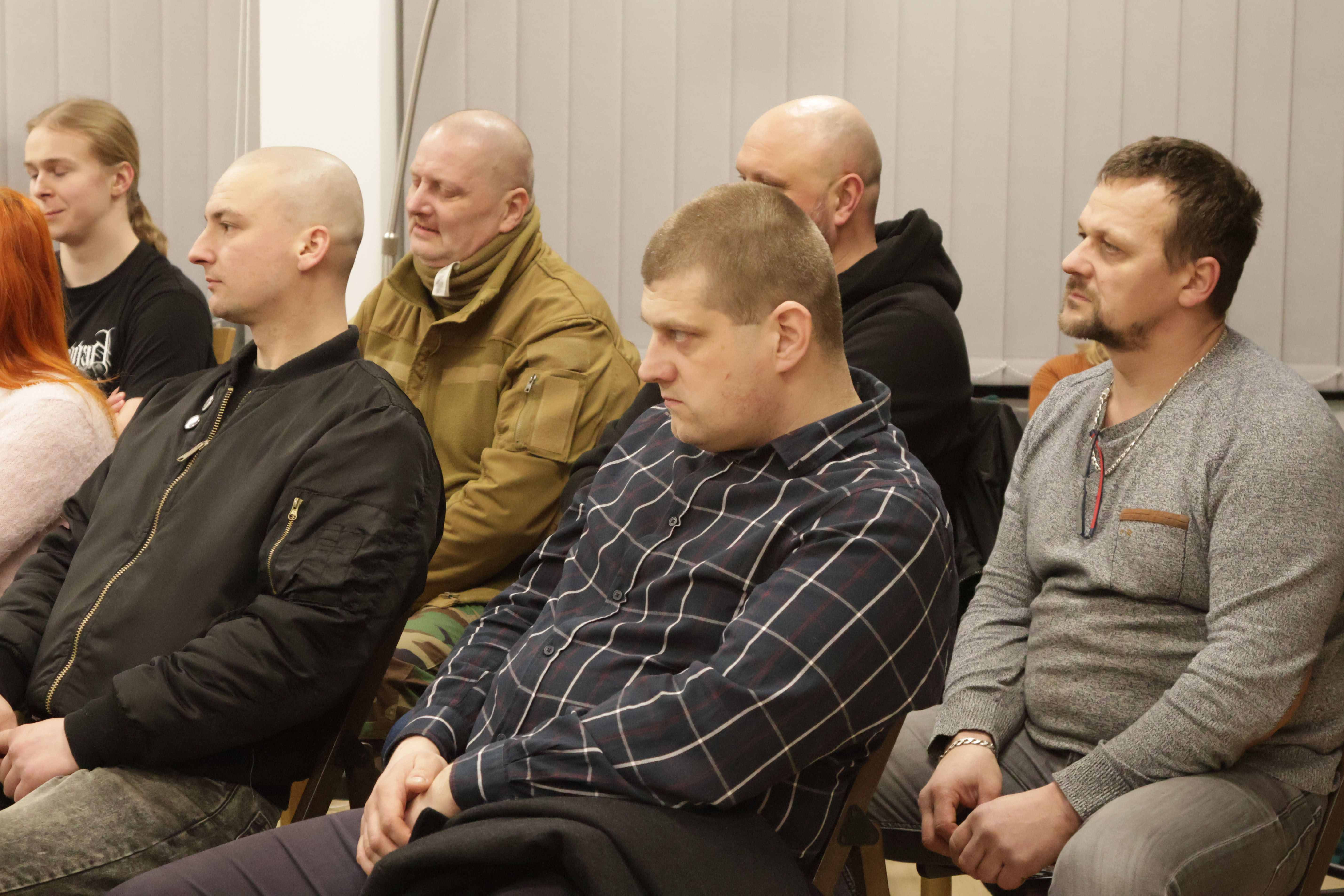 publiczność zasłuchana na spotkaniu z Łukaszem Suchanowskim